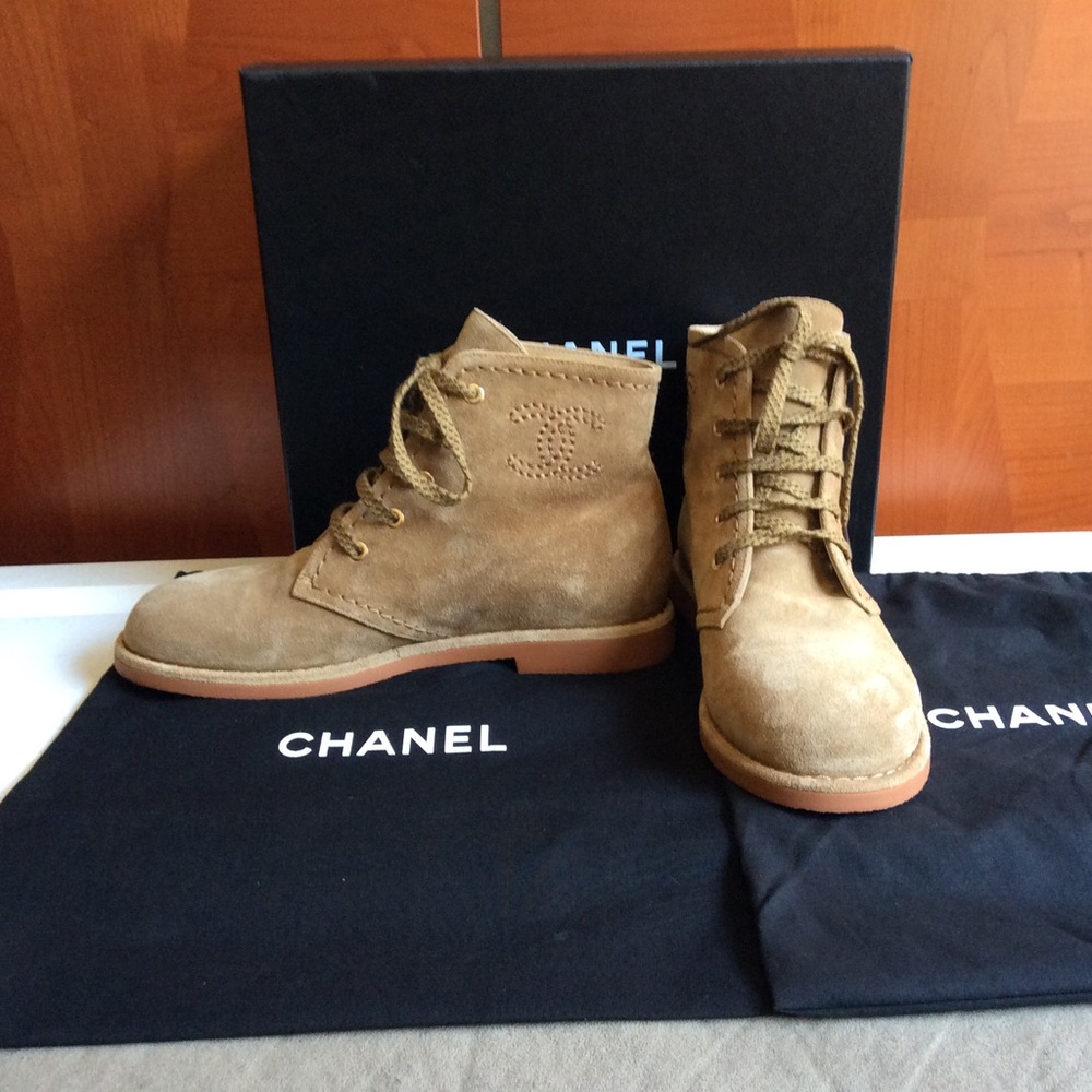 HOSTPICK!!! CHANEL suede CC logo lace up High-tops - Picture 3 of 16